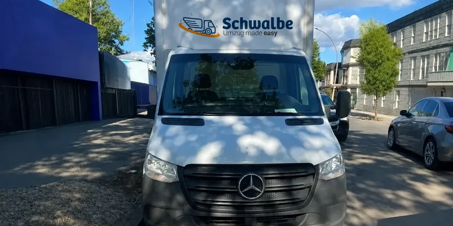 Schwalbe-Transporter (Mercedes Sprinter) mit Logo auf dem Kofferaufbau
